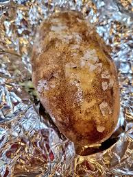 I think 425° fahrenheit is just right. Traderstewie On Twitter Best Baked Potato Poke A Few Holes In Russet Potato Brush Olive Oil And Generous Amount Of Crystal Flakes Sea Salt Wrap It In Aluminum Foil Place On Cast