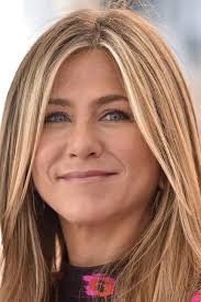 Chandler and monica's, chandler is sitting at the kitchen table eating cheesecake. Jennifer Aniston Beichtet Ihre Grosste Beauty Sunde Vogue Germany