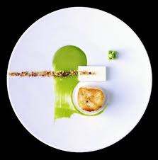 Yin Et Yang Culinaire Zen A Deguster Gros Petoncle Poele Puree Fine De Petits Pois D Autres Simplement Au Beurre Food Plating Modern Food Fine Food