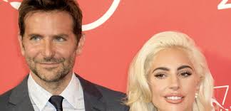 Hlavní roli v dechberoucím romantickém dramatu zrodila se hvězda hrají bradley cooper a stefani germanotta, kterou ovšem celý svět lépe zná pod jejím uměleckým pseudonymem jako hudební. Tyden Cz Zrodila Se Hvezda Lady Gaga Nadchla Publikum V Benatkach