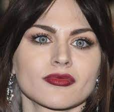 In 1994 pleegde haar vader zelfmoord en haar moeder werd. Frances Bean Cobain Spricht Uber Ihre Drogensucht Welt