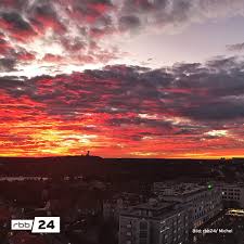 Die folgende tabelle zeigt die zeiten für alle tagen im jahr 2021 wenn das zentrum der sonne am morgen über dem horizont stiegt und am abend wieder verschwindet. Rbb 24 On Twitter Blutroter Himmel Uber Berlin Sonnenuntergang