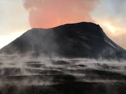 Kilauea East Rift Zone The Spatter Cone And Tephra Is 51 M High At Its Highest Point The Steam In The Foreground Is The Res Kilauea Volcano Hawaii Volcano