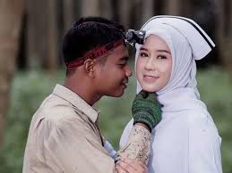 Akhirnya sampai juga di perkebunan karet (rubber forest). Cinta Tak Pandang Status Prewedding Perawat Cantik Dan Penyadap Karet Viral