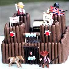 Fort D Anniversaire Pour Cow Boys Et Indiens Gateau Chateau Fort Gouter Anniversaire Gateau Anniversaire
