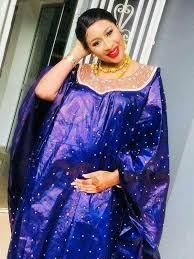 Le bazin africain à base de coton est teinté artisanalement pour devenir un tissu damassé caractérisé par la raideur et une éclatante brillance. Grand Boubou African Head Dress African Fashion African Dresses For Women