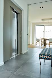 Flur Mit Aufzug Im Haus Inneneinrichtung Haus Ideen Architektenhaus Mehrblick Von Baufritz Hausbaudirekt De Bauhausstil Architekt Haus