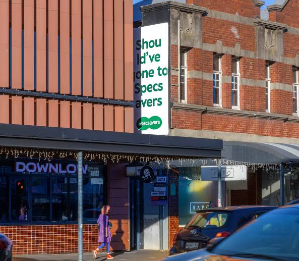 Specsavers v&agrave; nghệ thuật &ldquo;troll&rdquo; người xem bằng OOH để nhắc chuyện kiểm tra thị lực