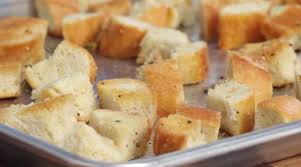 Tieni presente che i tempi di cottura variano a seconda del tipo di pane, di quanto sia asciutto, di quanto olio usi e di quanto sono calde le tue padelle. Come Fare Dei Crostini Di Pane Video