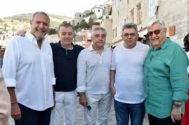 Αθανασιοσ δημοπουλοσ, αμαλια βαρδινογιαννη, σπυροσ καπραλοσ κωστασ σακκαρησ, αγγελικη κανελλοπουλου σακκαρη, νανσυ ιωαννιδη, πετροσ. Apo Pyrotexnhmata Ews Zormpa Kalesmenoi Apo Olo Ton Kosmo Gia To Myydra Concept Store Fay S Control