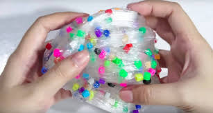 Les enfants en sont fans et peuvent passer des heures à jouer avec cette pâte gluante et collante qui se décline de mille et une couleurs, avec des paillettes et. Comment Faire Du Slime Voici Les Vraies Recettes Simples Et Sans Danger Pour Vos Enfants