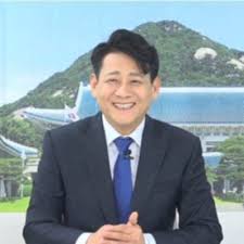 가수 보아의 친오빠로 잘 알려진 뮤직비디오 감독 권순욱(40)이 암 투병 중임을 알렸다. Dz7xxflspokism