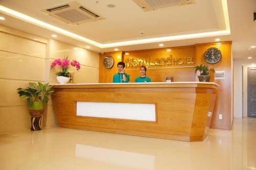 Không gian sảnh và khu vực lễ tân tại Merry Land Hotel Da Nang, nơi hỗ trợ khách trong suốt thời gian lưu trú.