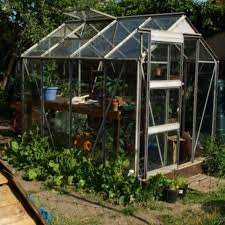 32 Clever Backyard Ideas With Mini Greenhouses Decorhead Com Backyard Greenhouse Greenhouse Plans Greenhouse