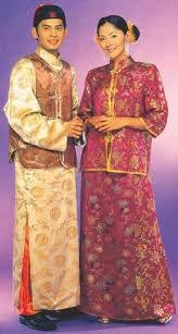 Baju melayu terbahagi kepada dua bahagian iaitu baju ( kemeja lengan panjang ) dan seluar panjang serta dilengkapi samping dan songkok. Pakaian Tradisional Kaum Di Malaysia Utama