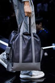 Camisa Da Caminhada Da Fraternidade 2018 Emporio Armani At Milan Fashion Week Spring 2019 Handbags For Men Mens Bags Fashion Mens Leather Bag