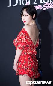 걸그룹 덕후 '진경'은 tv 인터뷰에서 찰나의 말실수로 인해 온라인상 신상털이와 마녀사냥을 당하고 정신질환을 얻는다. 8oufqsemh4kohm