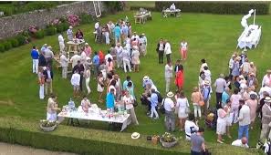 Prise de vue aérienne au moyen d'un drone radio commandé. Videos De Mariages Prises De Vues Aeriennes Et Terrestres