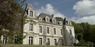 Organiser un événement dans un château. You Can Visit The Chateau From Emily In Paris