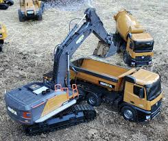 Huina 1592 22 Channel Rc Excavator 1 14 Upgraded Metal Bucket Latest Model Ebay