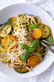 Schnelle Spaghetti Mit Zucchini Weisswein Sauce 20 Minuten Kochkarussell Rezept Spaghetti Mit Zucchini Weinsosse Rezepte