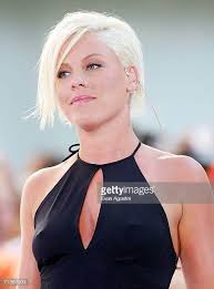 Image Result For Pink Singer Pink Singer Hairstyles Pink Singer Pink Hair
