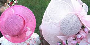 Für gäste, die einen weiten weg zurücklegen mussten, um zur hochzeit zu kommen, ist es übrigens in ordnung weniger zu schenken. Schick Zur Hochzeit Als Gast Hochzeitsmode Fur Gaste