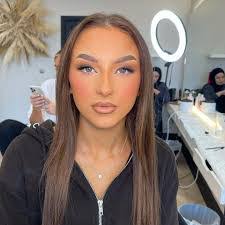 Elisha Hanna's Instagram, Twitter & Facebook