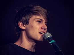 Deutschsprachiger meister im poetry slam 2018, satiriker und moderator. Jean Philippe Kindler 2020 Deichbrand Festival