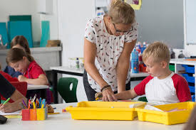 This career should not be confused with a graduate teaching assistant , who is a university graduate student serving in a support role for their professor. Teaching Assistant