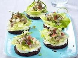Schnittchen Kleine Party Happen Auf Die Hand Matjestatar Pumpernickel16 Rezept Party Happchen Happchen Fingerfood