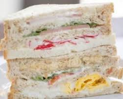 Recette De Club Sandwich Traditionnel Au Jambon Serrano Tomate œuf Dur Et Basilic Recette Jambon Serrano Club Sandwich Recettes Club Sandwich