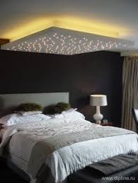 Made of wood, the panel above marks the sleeping area, while also offering space for lighting. Starry Ceiling Drop Light Diseno De Falso Techo Diseno De Techo Decoraciones De Cuartos Modernos