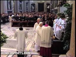 El jueves santo es un día muy importante en la iglesia católica, se termina la preparación del tiempo de cuaresma y se inicia el triduo pascual, la pasión en la misa vespertina, antes del ofertorio, el sacerdote celebrante toma una toalla y una bandeja con agua y lava los pies de doce varones. Que Se Celebra El Jueves Santo Youtube