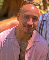 Hi friends, looking for an experienced pool man to start ASAP. My pool guy  quit unexpectedly and my pool is a mess, I'm trying my best to keep up with  it but