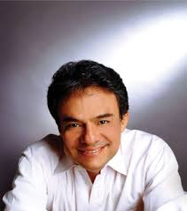 Casi todos sabemos querer, pero pocos sabemos amar': las mejores canciones  de 'El Príncipe de la Canción'