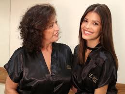 She is best known for her recurring role on the television show time to love where she plays the character maris vitoria torres correia guedes. Dia Das Maes Vitoria Strada Surpreende Dona Marisete