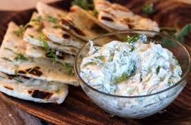 Tzatziki este un sos grecesc care se prepara cu iaurt sau smantana fermentata, castraveti, usturoi, menta sau marar si ulei de masline. Tzatziki Istoria Sosului Grecesc Care Te RÄcoreÈte Turism Istoric