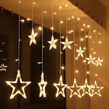 Que vous ayez un jardin ou un balcon, vous pouvez tout à fait installer des guirlandes lumineuses, un sapin d'extérieur décoré ou encore une couronne de noël accrochée à votre porte. Lumineuse Exterieur Etoiles