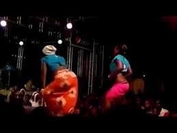 Baikoko chura wafanya kufuru ya laana. Chura Vumbi Wakikata Viuno Sumu Cute766