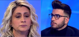 Gli ospiti della seconda puntata di c'è posta per te 2020 sono: C E Posta Per Te Mamma In Lacrime Per Il Figlio Lui Chiude La Busta