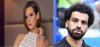 قررت الفنانة المصرية إيمان العاصي، العودة إلى خطيبها الذي تركته قبل سنوات؛ بسبب خلافات نشبت بينهما. Ø¨Ø§Ù„ÙÙŠØ¯ÙŠÙˆ Ù‡Ø°Ù‡ Ø­Ù‚ÙŠÙ‚Ø© ÙˆÙ‚ÙˆØ¹ Ø´Ø¬Ø§Ø± Ø¨ÙŠÙ† Ù…Ø­Ù…Ø¯ ØµÙ„Ø§Ø­ ÙˆØ²ÙˆØ¬ØªÙ‡ Ø¨Ø³Ø¨Ø¨ Ø¥ÙŠÙ…Ø§Ù† Ø§Ù„Ø¹Ø§ØµÙŠ
