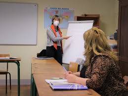 Vosges. À Saint-Dié, le Secours catholique donne des cours de français aux  migrants