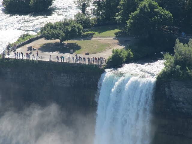 Mga resulta ng larawan para sa Bridal Veil Falls is the smallest of the three waterfalls that make up Niagara Falls"