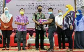 Makluman kepada pekebun dan penoreh getah yang terjejas daripada melakukan sebarang aktiviti pertanian sepanjang musim tengkujuh. 232 319 Pekebun Kecil Bakal Terima Bantuan Musim Tengkujuh