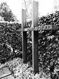 The group's story, including the scholl siblings' gradual. Grab Von Hans Und Sophie Scholl Die Weisse Rose Historische Statte Outdooractive Com