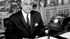 C'est le standardiste qui compose le numéro et qui vous met en relation avec le correspondant situé à l'extérieur de l'entreprise, voila le principe du nat. Gaston Monnerville Le Premier Et Le Seul President Noir Du Senat Public Senat