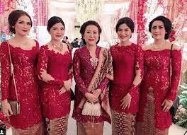 Maka dari itu, kebaya dengan lengan panjang tak disarankan karena bisa memperlihatkan lemak di lengan. 91 Gambar Model Kebaya Batak Terbaru 2019 Terbaik