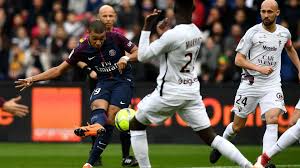 Meeting mbappé, you come to understand how he hit football seemingly already fully formed. Frankreichs Kylian Mbappe Gehalt Schuhe Social Media Hobbys Vorbild Goal Com
