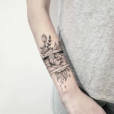 Tatuaggio Bracciale Sul Polso Di Una Con Un Disegno Tattoo Motivi Floreali E Str Bracciale Con Di Cuff Tattoo Body Art Tattoos Wrist Tattoos For Guys
